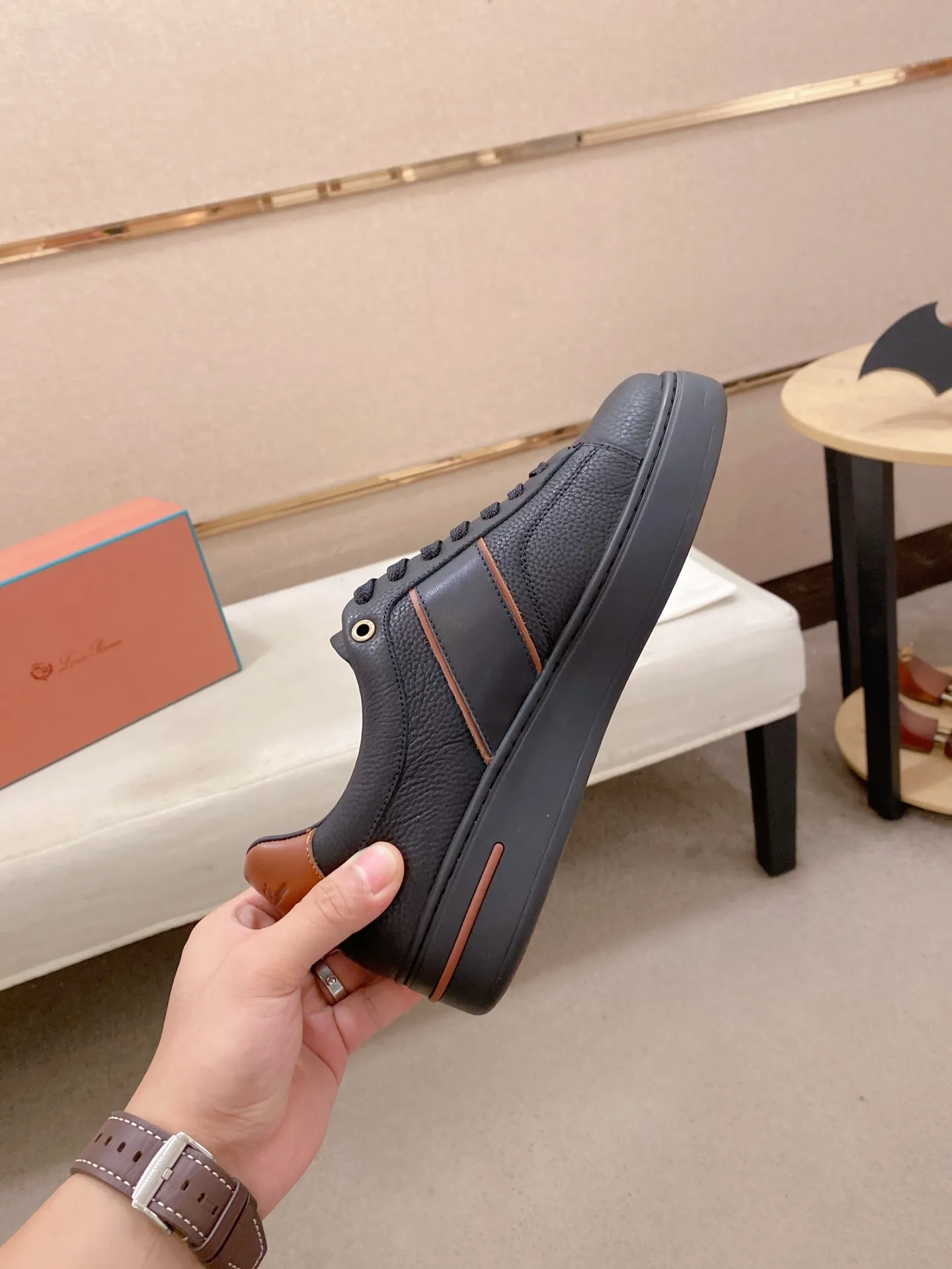 Men's shoes💰: 580💰🔥𝐥𝐨𝐫𝐨 𝐏𝐢𝐚𝐧𝐚 lp classic loafers, an Italian treasure brand, the only brand that can match Hermès! Only after wearing it do we realize that we can’t live up to our feet. The upper is made of imported first-layer cowhide with breathable fly-knit fabric, water-dyed cowhide foot pads, and the official original glass rubber outsole and pendant. Exclusive original packaging (tag ➕ brand paper ➕ outer box ➕ hand bag) code number: 38-44. Can be customized 45-46